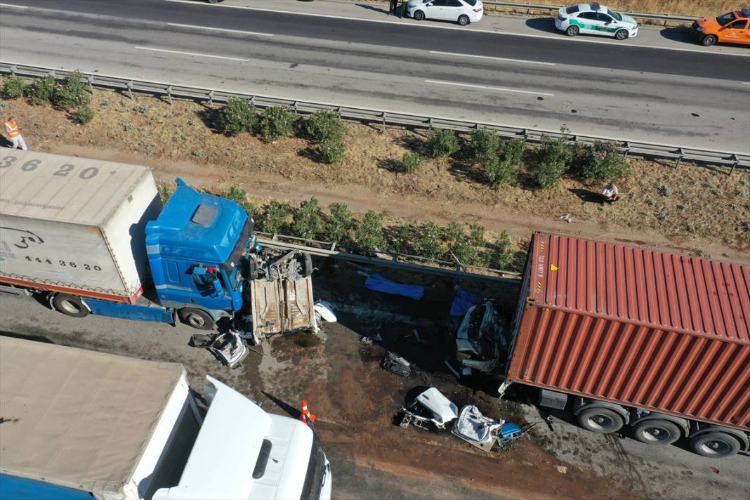 TIR ve otomobiller birbirine girdi! Ölü ve yaralılar var 11